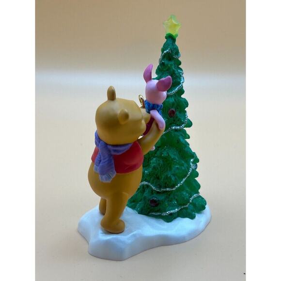 2003 Hallmark Keepsake Disney A Boost For Piglet Winnie The Pooh Ornament - Picture 4 of 5